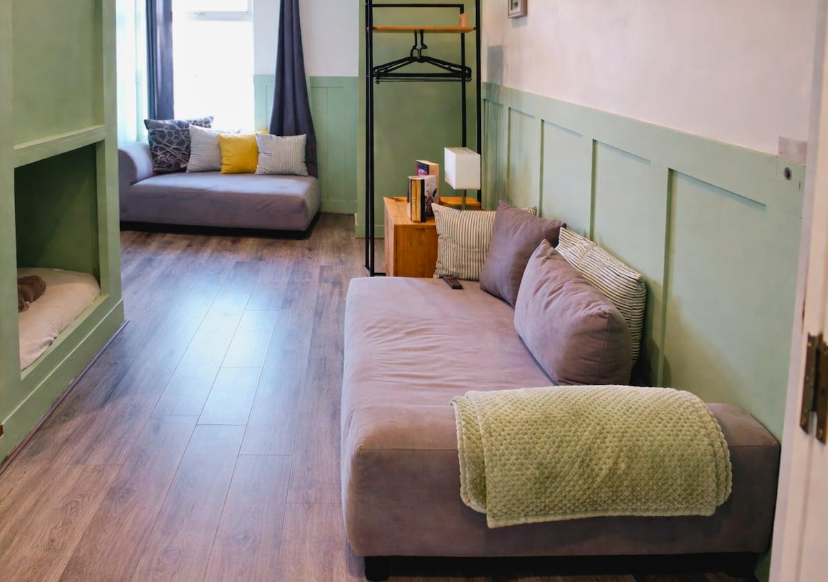 Pitchside Place | Walk to Anfield, sleeps 195