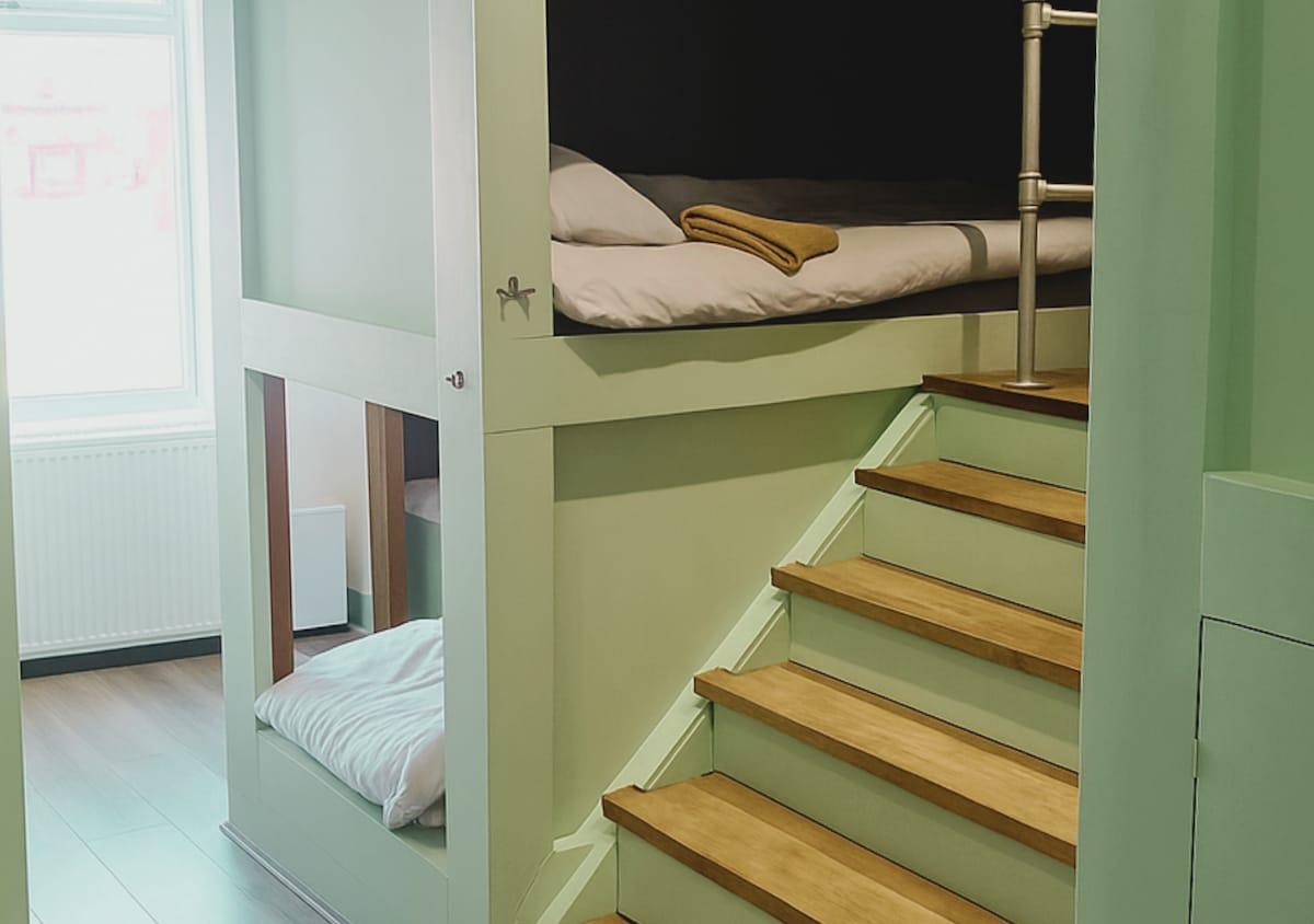 Pitchside Place | Walk to Anfield, sleeps 196