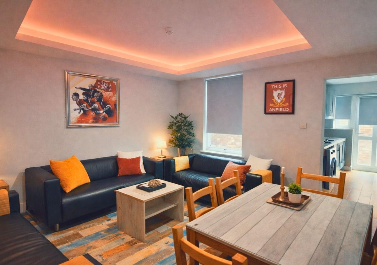 The Red Lounge House | Near Anfield, sleeps 14 LFC1