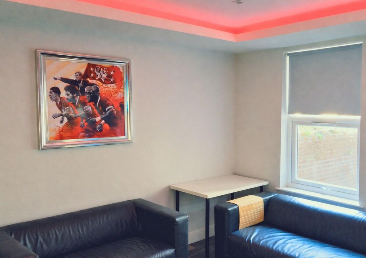 The Red Lounge House | Near Anfield, sleeps 14 LFC2