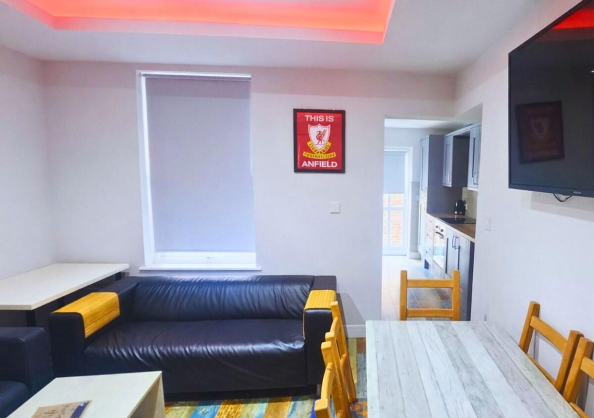 The Red Lounge House | Near Anfield, sleeps 14 LFC3