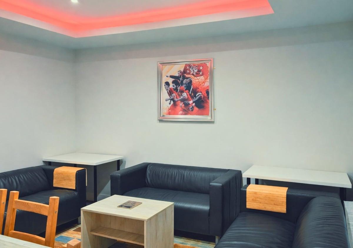The Red Lounge House | Near Anfield, sleeps 14 LFC5