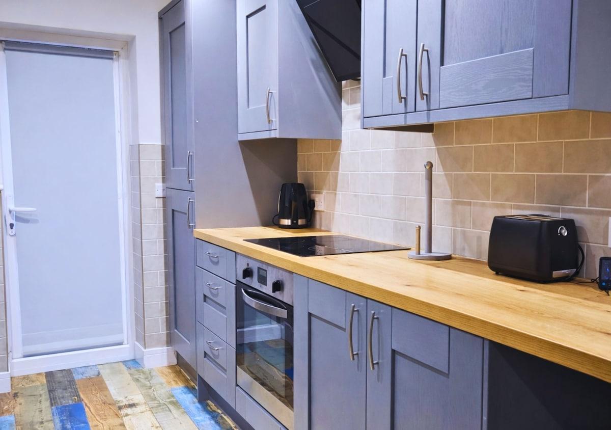The Red Lounge House | Near Anfield, sleeps 14 LFC6